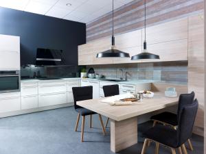 Licht und TechnikOb Effekt- oder Arbeitslicht, da wo es hingehört! Die Möglichkeiten richten sich ganz nach Ihren Wünschen, von Halogen bis energiesparender LED-Technik ist alles möglich. Technisch ausgefeilt sind natürlich auch alle anderen Funktionen in der Küche.