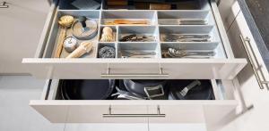 Küchen Equipment - AuszügeDie besonderen Elemente der Innenausstattung machen die Küche erst perfekt. Denn je nach individuellen Ansprüchen wird dank Vorrats-Auszügen, Holz-Besteckeinsätzen oder elektrischer Öffnungsunterstützung aus der Küche eine Profi-Kochwerkstatt. 