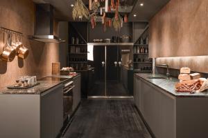 holzfarbene KüchenEine natürliche Einrichtung gibt in der hektischen Zeit Ruhe und Harmonie. Gerade in der Küche wünscht man sich gute Zutaten. Diese stehen in großer Auswahl zur Verfügung – von echten Holzfurnieren bis zu pflegeleichten Holzdekor-Nachbildungen.