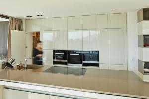 hochglanz KüchenEin beliebter Klassiker für die Küchengestaltung ist Hochglanzlack. Kein Wunder, denn dieses aufwändige Lackverfahren ist exklusiv und wertig in der Ausstrahlung.