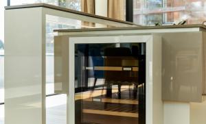 hochglanz KüchenEin beliebter Klassiker für die Küchengestaltung ist Hochglanzlack. Kein Wunder, denn dieses aufwändige Lackverfahren ist exklusiv und wertig in der Ausstrahlung.