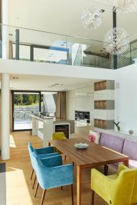 hochglanz KüchenEin beliebter Klassiker für die Küchengestaltung ist Hochglanzlack. Kein Wunder, denn dieses aufwändige Lackverfahren ist exklusiv und wertig in der Ausstrahlung.