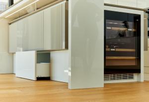 hochglanz KüchenEin beliebter Klassiker für die Küchengestaltung ist Hochglanzlack. Kein Wunder, denn dieses aufwändige Lackverfahren ist exklusiv und wertig in der Ausstrahlung.