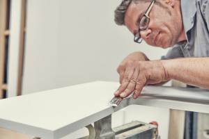 Schichtstoff - ArbeitsplattenEine bewährte Lösung für pflegeleichte und dekorative Arbeitsplatten ist Schichtstoff. Das in mehreren aufeinander abgestimmten Lagen aufgebaute Material ist vielseitig einsetzbar. Unterschiedliche Stärken, Kanten, Strukturen und Dekore geben der Küche einen persönlichen Akzent.