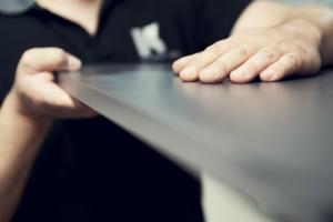 Schichtstoff - ArbeitsplattenEine bewährte Lösung für pflegeleichte und dekorative Arbeitsplatten ist Schichtstoff. Das in mehreren aufeinander abgestimmten Lagen aufgebaute Material ist vielseitig einsetzbar. Unterschiedliche Stärken, Kanten, Strukturen und Dekore geben der Küche einen persönlichen Akzent.