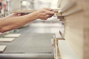 Küchen EquipmentDie besonderen Elemente der Innenausstattung machen die Küche erst perfekt. Denn je nach individuellen Ansprüchen wird dank Vorrats-Auszügen, Holz-Besteckeinsätzen oder elektrischer Öffnungsunterstützung aus der Küche eine Profi-Kochwerkstatt. 