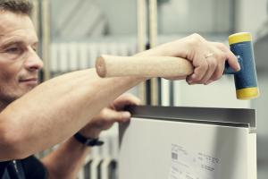 Schichtstoff - ArbeitsplattenEine bewährte Lösung für pflegeleichte und dekorative Arbeitsplatten ist Schichtstoff. Das in mehreren aufeinander abgestimmten Lagen aufgebaute Material ist vielseitig einsetzbar. Unterschiedliche Stärken, Kanten, Strukturen und Dekore geben der Küche einen persönlichen Akzent.