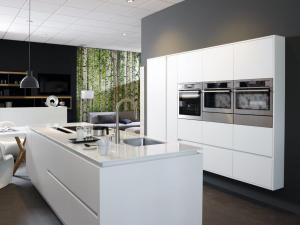 Weiße KüchenWeiß als Einrichtungsfarbe ist immer eine gute Wahl – neutral und hell ist sie wandelbar und ein freundlicher Anblick. Kombiniert mit Akzentfarben oder Hölzern bietet Weiß eine gute Basis.