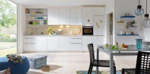 weisse küchenWeiß als Einrichtungsfarbe ist immer eine gute Wahl – neutral und hell ist sie wandelbar und ein freundlicher Anblick. Kombiniert mit Akzentfarben oder Hölzern bietet Weiß eine gute Basis.